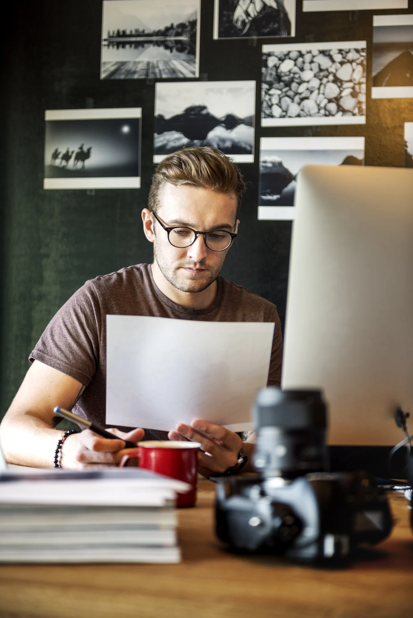 photographer-journalist-working-studion-agency-concept (1)